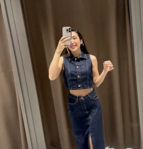 Selfie miroir montrant un crop top en jean sans manches bleu foncé et sa jupe longue