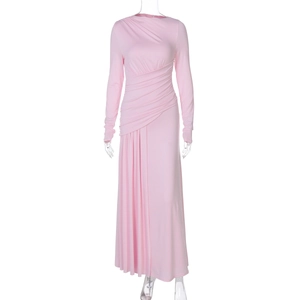 Dettaglio dell'abito rosa a maniche lunghe con eleganti pieghe in vita e taglio aderente