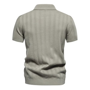 Rückansicht des Herren-Strick-Poloshirts in Salbeigrün mit vertikaler Streifenstruktur