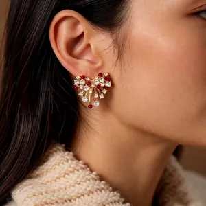 Exquisite 14k vergoldete Schleifen-Ohrringe mit roten Perlen und Zirkon am Modell
