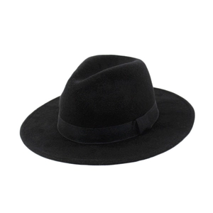 Gros plan détaillé d'un chapeau fedora en laine noire avec ruban en satin chic