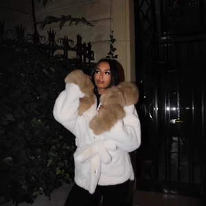 Veste courte en fausse fourrure blanche avec grand col kaki pour un look urbain chic