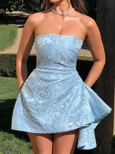 Détail de la robe bustier bleu clair en jacquard avec motif floral et ourlet plissé