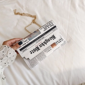 Borsa a tracolla alla moda con stampa giornale e catena dorata da donna
