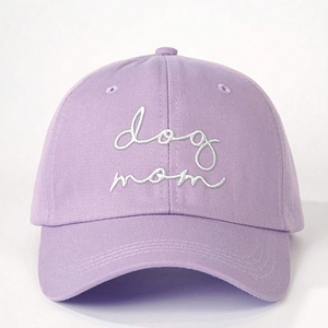 Lavendelfarbene Baumwoll-Baseballkappe mit weißer Dog Mom Stickerei und Verstellriemen