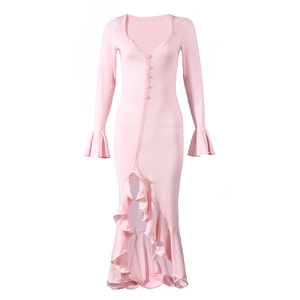 Vue détaillée de l'ourlet à volants et du boutonnage sur une robe rose moulante