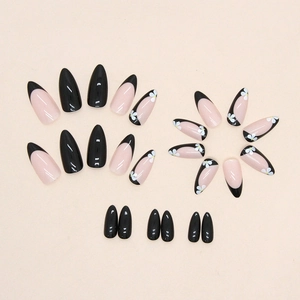 Hochglanz-Drucknägel in Schwarz und Rosa in Mandelform mit weißen Gänseblümchen