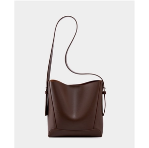 Detail der braunen Leder-Beuteltasche mit strukturierter Oberfläche und verstellbarem Gurt