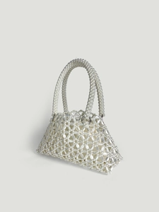 Detailansicht der handgewebten Perlen-Tote-Bag mit funkelnden geometrischen Mustern