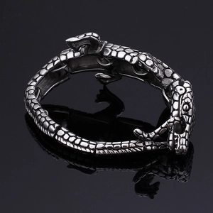 Vue détaillée de la texture peau de crocodile sur un bracelet vintage en acier inoxydable