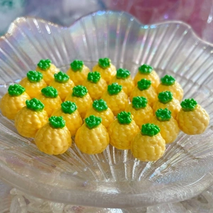 Macro di 20 mini ciondoli di ananas in resina in una ciotola di vetro per gioielli DIY
