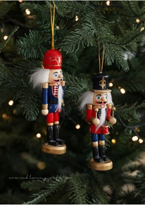 Detail von handbemalten Nussknacker-Anhängern aus Holz an einem Weihnachtsbaum