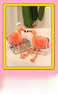 Détail de peluches flamants roses avec de longues pattes et tissu doux dans un décor