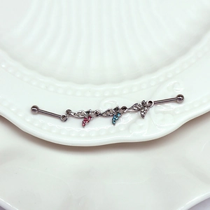 Bijoux d'oreille industriel avec pendentifs fleurs posés sur un plat en coquillage