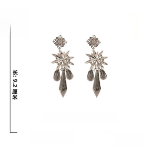 Detailed size and weight specs for crystal flower drop earrings with 925 silver needles