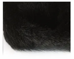Détail de la fourrure synthétique noire montrant la texture douce et les fibres d'hiver
