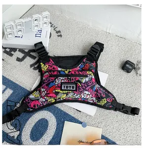 Detailansicht der bunten Graffiti-Brusttasche mit verstellbaren Trägern und Reißverschluss