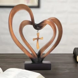 Sculpture moderne en résine à double cœur avec croix en bois sur socle foncé