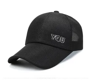 Vue latérale de la casquette trucker en maille noire respirante avec logo YQU et visière