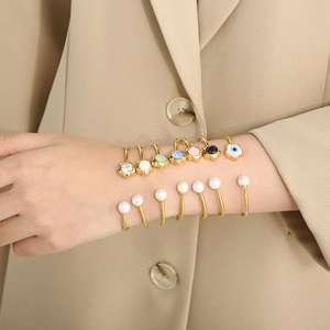 Gold-plated floral bangle and ring set with pearls and zircons on a female model