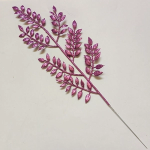 Dettaglio di foglie artificiali magenta con finitura glitterata per decoro festivo