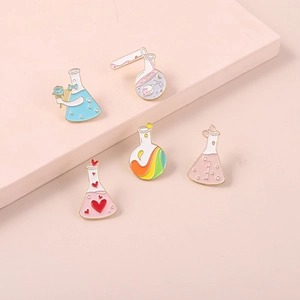 5er-Set kreative Emaille-Pins mit Laborkolben-Motiven, Regenbogen-Design und Herz-Details
