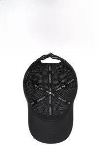 Innenseite einer schwarzen Mesh-Baseballkappe mit verstellbarem Verschluss und Nahtband