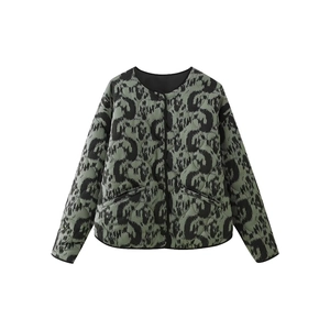 Quilted round-neck cotton jacket with olive green and black vintage print pattern