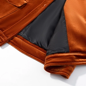 Chaqueta de moda en terciopelo marrón rojizo para mujer con detalles de botones metálicos