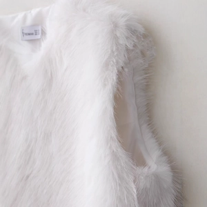 Gilet bianco in ecopelliccia a pelo lungo con elegante scollo a V per donna