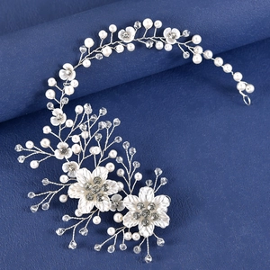 Bijou de tête mariée fait main avec perles, fleurs blanches et cristaux sur fond bleu