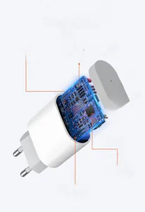 Innenansicht des PD20W USB-C Ladegeräts mit Schutzschaltungen und EU-Stecker.