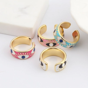 Gekleurde Evil Eye emaille open ringen in goud op wit marmeren decor