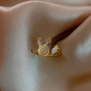 Bague ouverte plaquée or avec motif lapin œil-de-chat et détail carotte en cristal