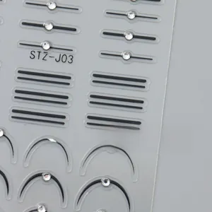 Stickers nail art 5D avec lignes géométriques noires et détails de strass en relief