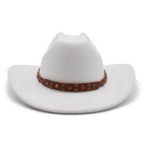 Chapeau de cowboy en feutre blanc avec bandeau en cuir tressé marron et rivets