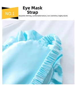 Nahaufnahme des elastischen Rüschenbandes einer hellblauen Satin Schlafmaske