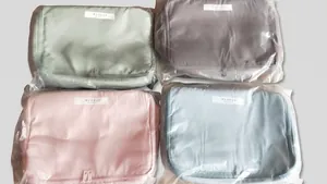 Dettaglio di quattro trousse trucco impermeabili in vari colori macaron pastello