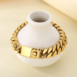 Détail d'un bracelet gourmette plaqué or 18 carats avec incrustation de diamants étincelants