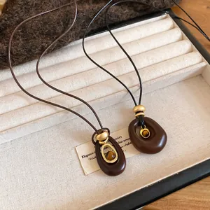 Vintage Harz Tigerauge Oval Anhänger Halskette auf Samt Display Tablett