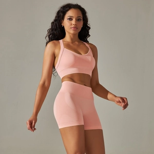 Détail de l'ensemble de yoga sans couture rose corail avec short taille haute et brassière