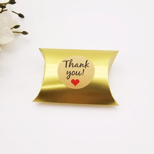 Goldene Kissen-Geschenkbox mit Thank You Aufkleber und eleganten weißen Blumen