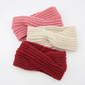 Dettaglio di fasce per capelli in maglia intrecciata in rosa, beige e bordeaux