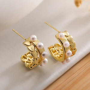 Pendientes de aro bañados en oro de 18K con perlas y diseño de corazón calado