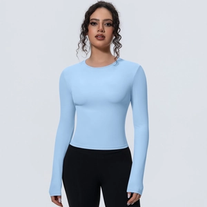 Gros plan d'un haut de yoga bleu clair à manches longues avec tissu respirant et coupe slim