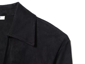 Gros plan du col et des coutures d'épaule d'une chemise en daim noir de haute qualité