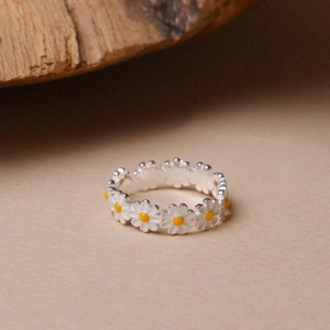 Elegant 925 sterling silver daisy chain ring with white petals and yellow centers