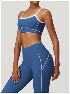Détail du legging de yoga bleu taille haute et soutien-gorge avec surpiqûres blanches