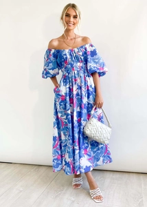 Detailansicht eines Blumen-Maxikleides mit Verpuffärmeln und elastischer Taille