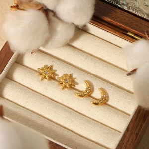 Boucles d'oreilles étoile et lune en acier plaqué or 18k avec zircons brillants